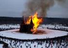 RUSIA: QUEMAN UN "CASTILLO CORONAVIRUS" PARA CELEBRAR LA MÁSLENITSA Y DECIR ADIÓS A LA PANDEMIA