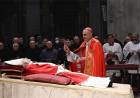 VATICANO: LARGA PROCESIÓN DE FIELES DESPIDE A BENEDICTO XVI EN LA BASÍLICA DE SAN PEDRO