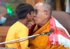 VIDEO: ESCÁNDALO MUNDIAL, EL DALAI LAMA SE DISCULPÓ POR BESAR EN LA BOCA A UN NIÑO