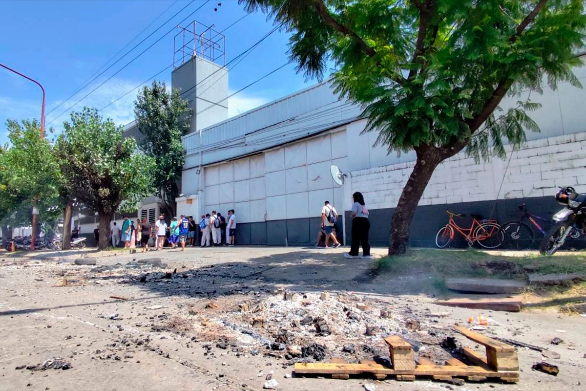 OCURRIÓ EN VILLA GOBERNADOR GÁLVEZ: DESPIDIERON A TRAVÉS DE WHATSAPP A 70 TRABAJADORES DE UN FRIGORÍFICO SANTAFESINO