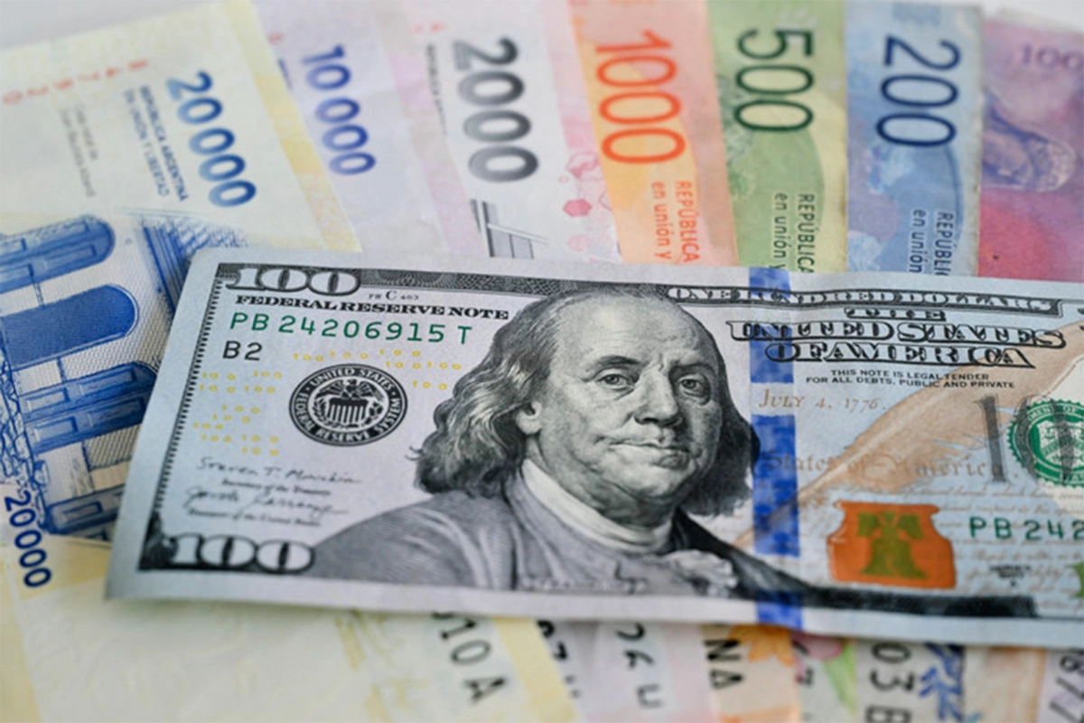DÓLAR HOY: EL OFICIAL CERRÓ EN $1.485 Y TOCÓ EL TECHO DE LA BANDA