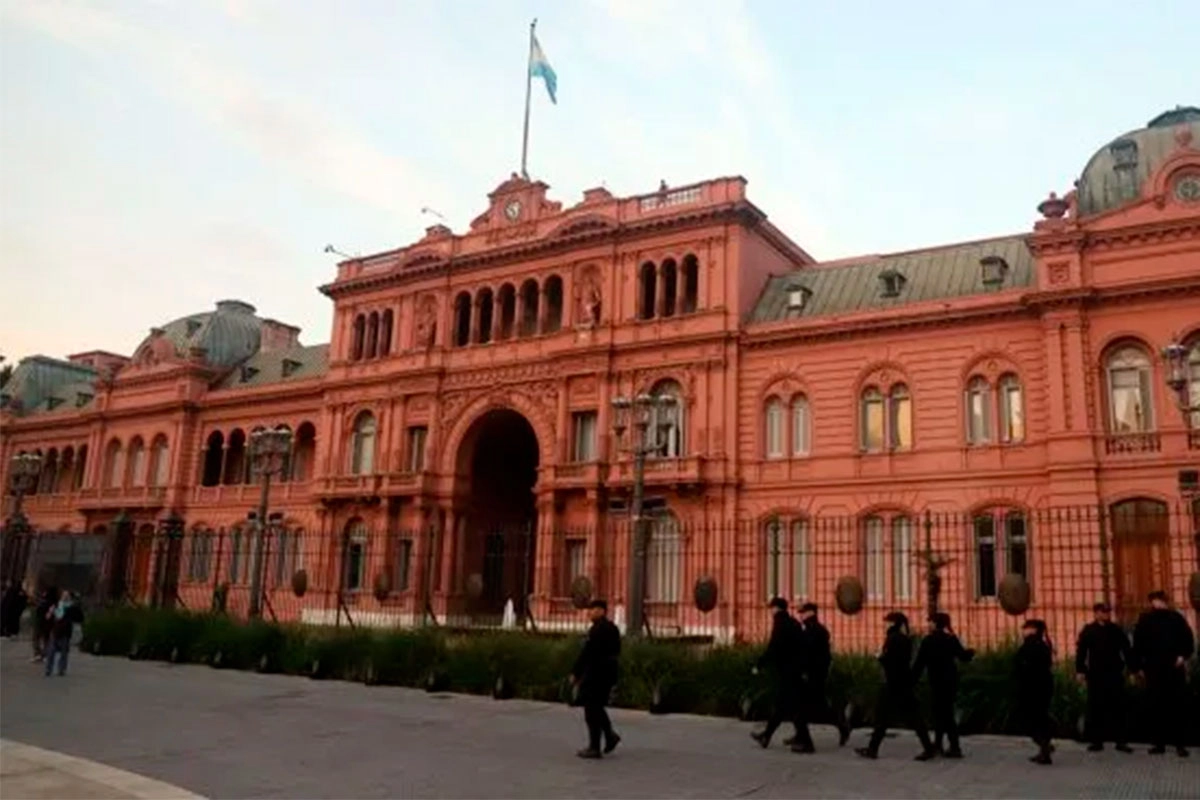 MILEI REUNIÓ A SU GABINETE TRAS VOLVER DE PARAGUAY Y EN MEDIO DE TENSIÓN POLÍTICA