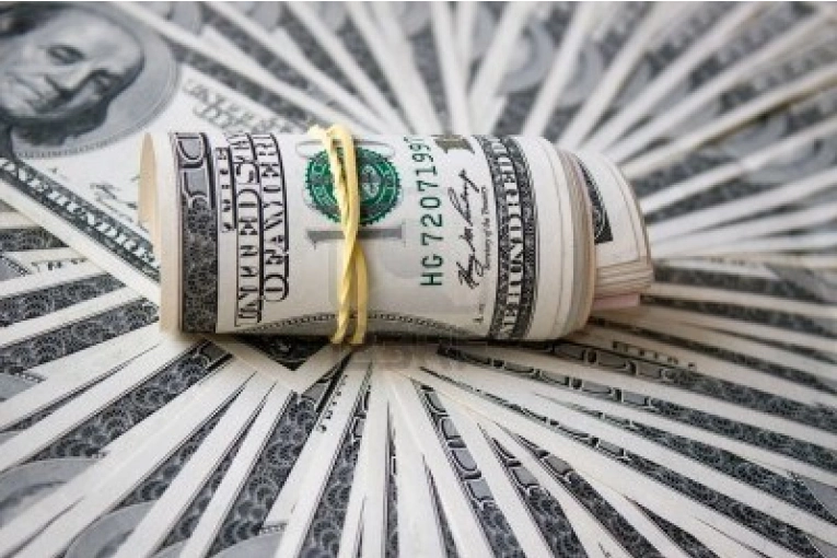 EL TESORO VENDIÓ USD 500 MILLONES Y EL DÓLAR CERRÓ EN $1.423