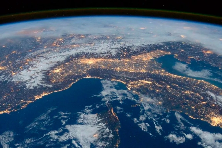 NASA CONFIRMÓ QUE LA TIERRA PERDIÓ SIMETRÍA Y SE OSCURECE