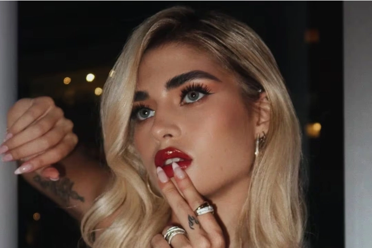 MARTA FORT DESLUMBRÓ CON UN VESTIDO SEMITRANSPARENTE Y MARCÓ TENDENCIA TOTAL BLACK