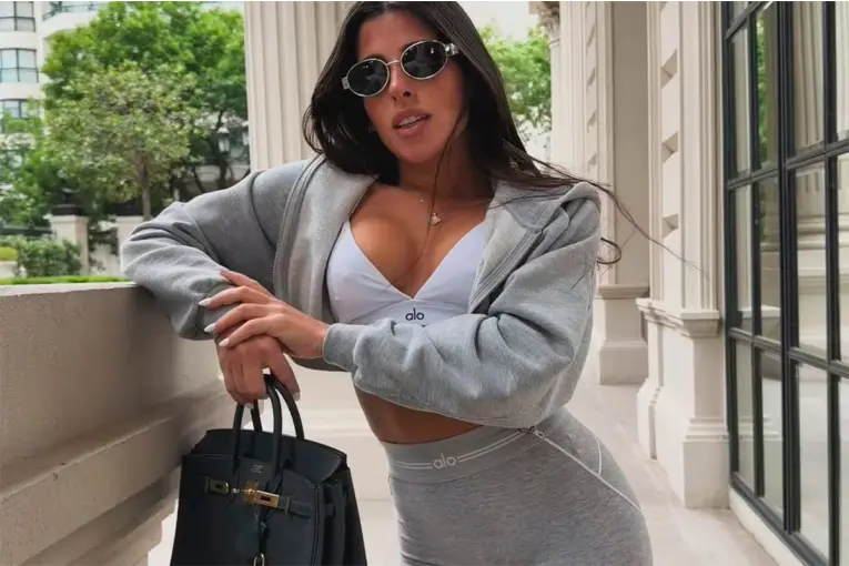 VALENTINA CERVANTES IMPONE TENDENCIA CON UN AUDAZ CONJUNTO DEPORTIVO GRIS