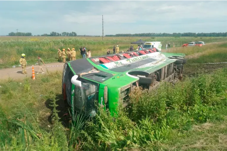 TRAGEDIA EN RUTA 2: DOS MUERTOS EN VUELCO DE MICRO CON MULTAS PREVIAS