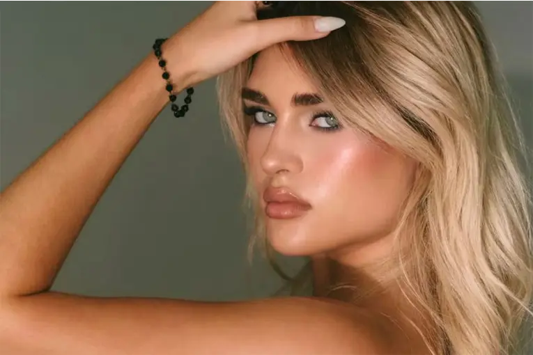 Marta Fort posó en topless y habló de fotos “criminales”