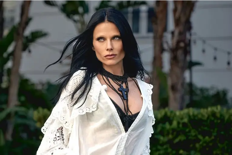 Valentina Zenere impactó con un look gótico de corpiño a la vista