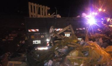 VOLCÓ UN ACOPLADO QUE SE DESPRENDIÓ DE UN CAMIÓN QUE CIRCULABA EN LA AUTOPISTA DE LAS SERRANÍAS PUNTANAS