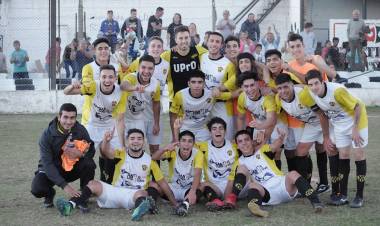 JORGE NEWBERY GANÓ EL CLÁSICO ANTE COLEGIALES Y SE MANTIENE COMO ÚNICO PUNTERO