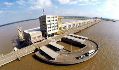 LOPETEGUI CULPÓ A YACYRETÁ POR EL APAGÓN NACIONAL Y YACYRETÁ RESPONDIÓ CON LOS TAPONES DE PUNTA