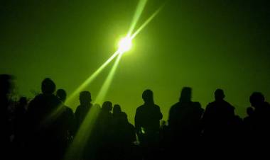 BAILE, PERSONAS EN LOS TECHOS Y CIUDADES DESBORDADAS: ASÍ SE VIVIÓ EL ECLIPSE SOLAR EN CHILE