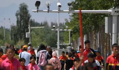 CHINA TE ESPÍA: CÓMO GUARDIAS FRONTERIZOS CHINOS INSTALAN EN SECRETO UNA APP EN LOS CELULARES DE LOS TURISTAS