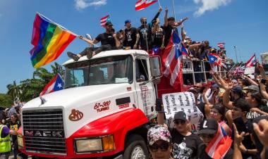 CIENTOS DE MILES DE PERSONAS SALEN A LAS CALLES DE PUERTO RICO PARA EXIGIR LA RENUNCIA DEL GOBERNADOR RICARDO ROSSELLÓ