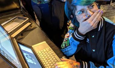 INTEL PRESENTÓ UN PROTOTIPO DE LAPTOP PARA GAMERS, CON DOS PANTALLAS Y UNA INCREÍBLE FUNCIÓN DE SEGUIMIENTO OCULAR