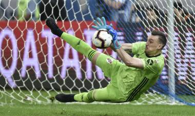 CON UN ARMANI ILUMINADO, RIVER PASÓ POR PENALES EN BRASIL