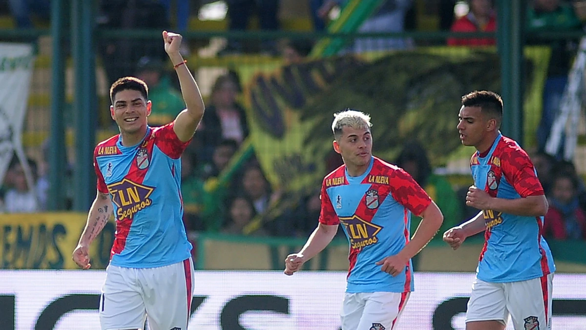 COMO JUEGA ARSENAL, EL SORPRENDENTE PUNTERO DE LA SUPERLIGA