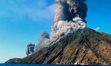 ITALIA: CONTINÚA EN ERUPCIÓN EL VOLCÁN STRÓMBOLI, HAY CENIZAS POR TODA LA ISLA