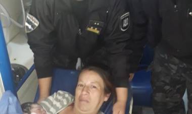 DOS POLICÍAS AYUDARON A UNA MAMÁ A DAR A LUZ EN EL PARQUE SAN MARTÍN DE MENDOZA