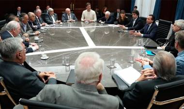 "RECOMPOSICIÓN SALARIAL OBLIGATORIA" PARA EMPLEADOS PRIVADOS SALDRÁ POR DECRETO, LA UIA VUELVE A ADVERTIR QUE LA EMPRESA QUE NO PUEDA NO LO PAGARÁ