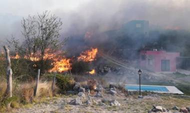 SAN LUIS: DOTACIONES DE BOMBEROS Y BRIGADAS DE SAN LUIS SOLIDARIO LUCHAN CONTRA UN INCENDIO ENTRE EL VOLCÁN Y POTRERO DE LOS FUNES