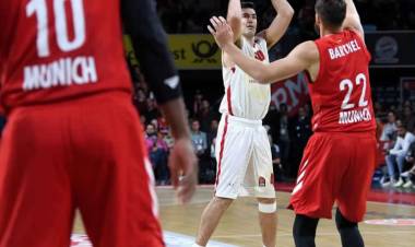 A 4 DÍAS DE SU LLEGADA, SCOLA DEBUTÓ EN LA EUROLIGA Y FUE EL GOLEADOR DE SU EQUIPO PERO NO PUDO GANAR
