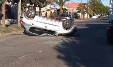 VILLA MERCEDES: UN JOVEN ALCOHOLIZADO CHOCÓ A UN AUTO ESTACIONADO Y VOLCÓ