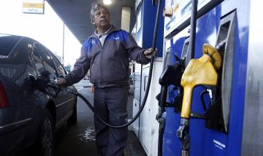 ¿FIN DEL CONGELAMIENTO EN LOS PRECIOS DE LAS NAFTAS?: EL GOBIERNO ANALIZA AUTORIZAR UN NUEVO AUMENTO