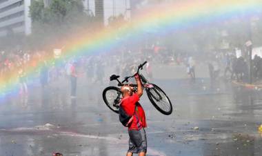 ESTALLIDO EN CHILE: LOS ANUNCIOS DE SEBASTIÁN PIÑERA NO CONFORMAN Y LA GENTE SIGUE EN LAS CALLES CON PROTESTAS
