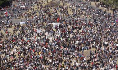 CRISIS CHILENA: OTRA MARCHA MULTITUDINARIA ESTREMECIÓ A CHILE Y VOLVIÓ A DESAFIAR AL GOBIERNO DE SEBASTIÁN PIÑERA