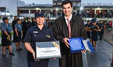 RECONOCIERON A POLICÍAS CON MÁS DE 20 AÑOS DE SERVICIO EN SALTA