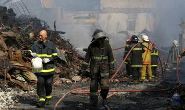 VORAZ INCENDIO EN UNA DISTRIBUIDORA EN MAR DEL PLATA