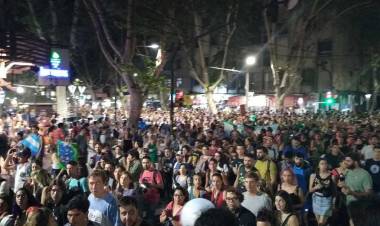 INCIDENTES Y REPRESIÓN EN MENDOZA DURANTE LA MASIVA PROTESTA  CONTRA LA REFORMA MINERA Y SE EXTIENDE HASTA LA NOCHE