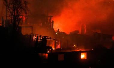 MÁS DE 200 VIVIENDAS DESTRUIDAS EN CHILE: QUÉ HAY DETRÁS DE LOS INCENDIOS "INTENCIONALES" EN VALPARAÍSO