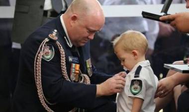 AUSTRALIA: UN PEQUEÑO RECIBIÓ LA CONDECORACIÓN DE SU PADRE BOMBERO MUERTO EN LOS INCENDIOS