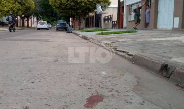 CANSADOS DE LOS ROBOS, EN UN BARRIO DE SANTA FE, VECINOS GOLPEARON A DELINCUENTES QUE ASALTARON A UNA MUJER