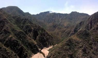 SAN LUIS: EL INCENDIO DE LA CAROLINA MANTIENE FOCOS ACTIVOS PERO LEJOS DE ZONAS HABITADAS