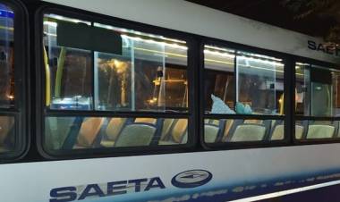 SALTA: VÁNDALOS  DESTRUYEN CUATRO COLECTIVOS DE SAETA