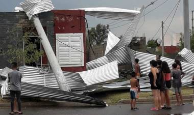 FUERTE TORMENTA EN VILLA MERCEDES PROVOCA DESTROZOS EN GRAN PARTE DE LA CIUDAD