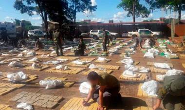 UN CAMIÓN SE ATASCÓ EN MISIONES, GENDARMES QUISIERON AYUDAR Y HALLARON 10 MIL KILOS DE DROGA