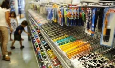 PRECIOS CUIDADOS: EL GOBIERNO LANZÓ UNA CANASTA DE ÚTILES ESCOLARES CON DIEZ PRODUCTOS A 500 PESOS