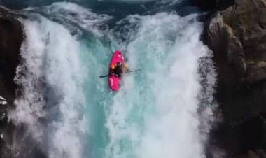 UN KAYAKISTA DESAFIÓ A LA MUERTE AL DESCENDER POR UNA ENORME CASCADA EN CHILE