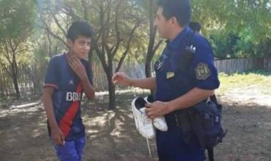 SALTA: UN POLICÍA LE REGALÓ SUS ZAPATILLAS A UN NENE QUE CAMINABA CON SUS OJOTAS ROTAS