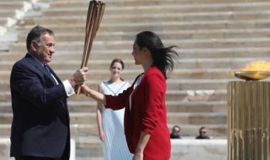 A PESAR DE LA PANDEMIA Y EN MEDIO DE UNA POLÉMICA, EL FUEGO OLÍMPICO NO SE APAGA Y VA CAMINO A JAPÓN