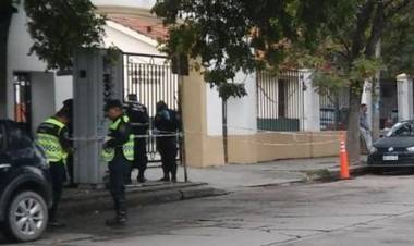 SALTEÑO PERDIÓ EL CONTROL DE SU MOTO Y QUEDO INCRUSTADO EN LA PARED DE UN HOSPITAL
