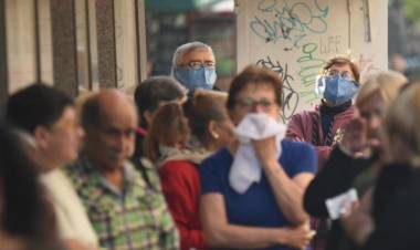 DEBIDO A LARGAS COLAS DEL VIERNES LOS BANCOS ABRIRÁN SÁBADO Y DOMINGO PARA PAGAR A JUBILADOS Y BENEFICIOS SOCIALES