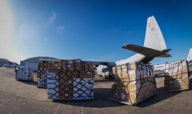 UN HÉRCULES DE LA FUERZA AÉREA DESPEGÓ DE EL PALOMAR PARA TRANSPORTAR 275 RESPIRADORES E INSUMOS A LAS PROVINCIAS