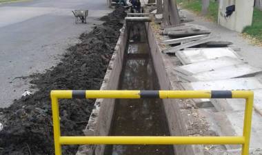 VILLA MERCEDES: COMENZARON CON EL MANTENIMIENTO Y LIMPIEZA DEL CANAL DE DESAGÜE DE LA AVENIDA 25 DE MAYO