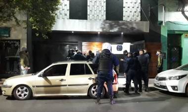ESTE SÁBADO EN LA CIUDAD SAN LUIS DETIENEN A 106 PERSONAS Y CLAUSURAN UN RESTOBAR POR VIOLAR EL DISTANCIAMIENTO